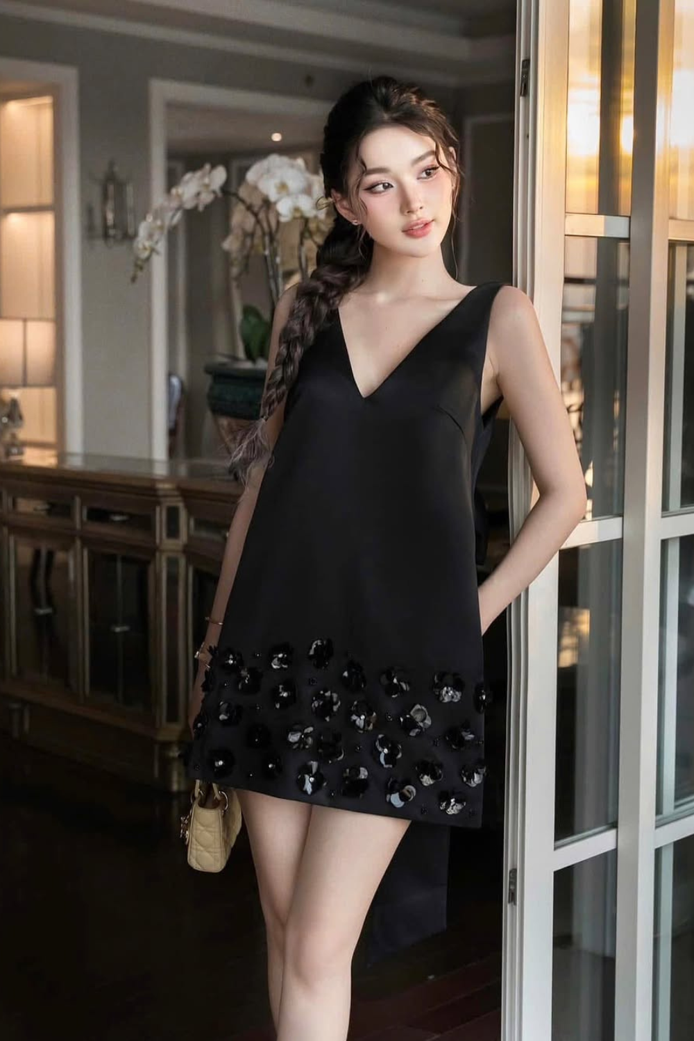 Flower Sleeveless V-Veck Mini Dress in Black Avalabel
