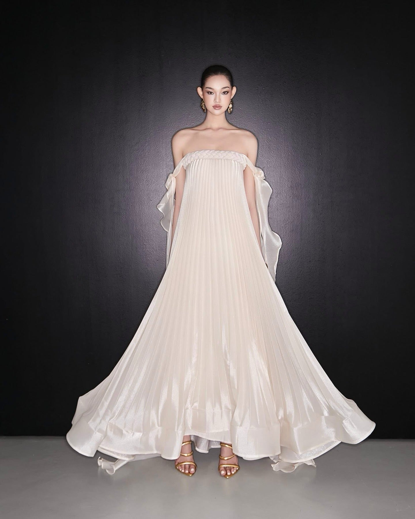 quintina Off Shoulder Pleated Maxi Dress in apricot