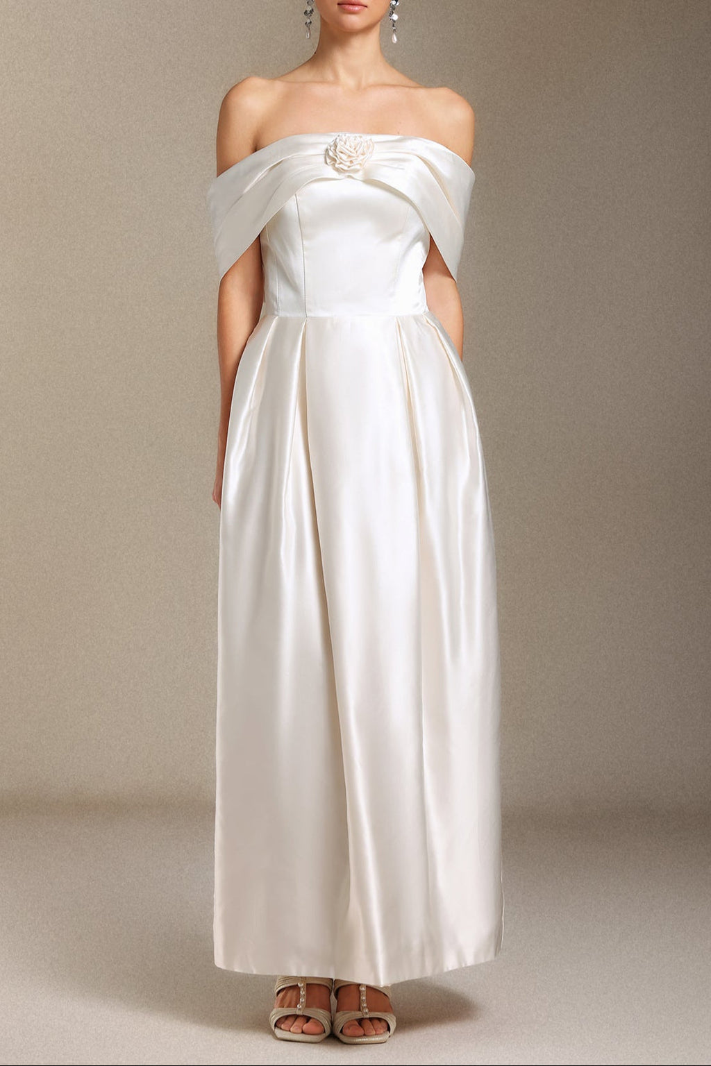 Donna Bare Shoulders Flower Cylinder Maxi Dress in White Avalabel