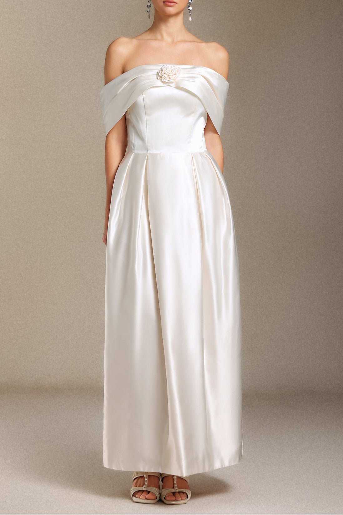 Donna Bare Shoulders Flower Cylinder Maxi Dress in White Avalabel