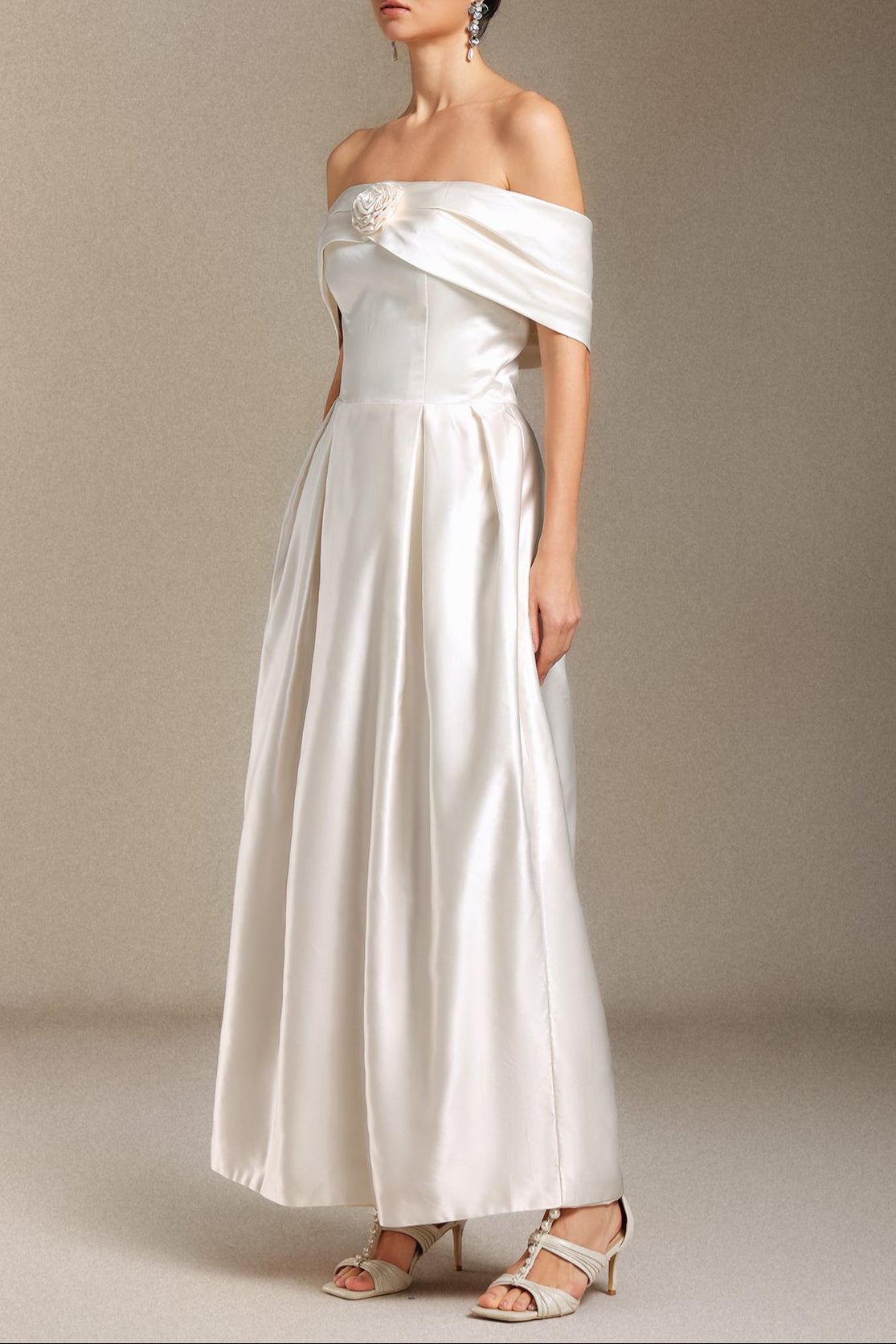 Donna Bare Shoulders Flower Cylinder Maxi Dress in White Avalabel