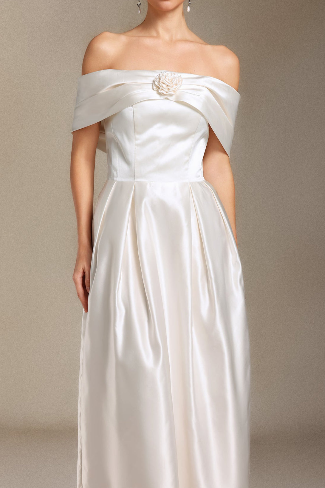 Donna Bare Shoulders Flower Cylinder Maxi Dress in White Avalabel