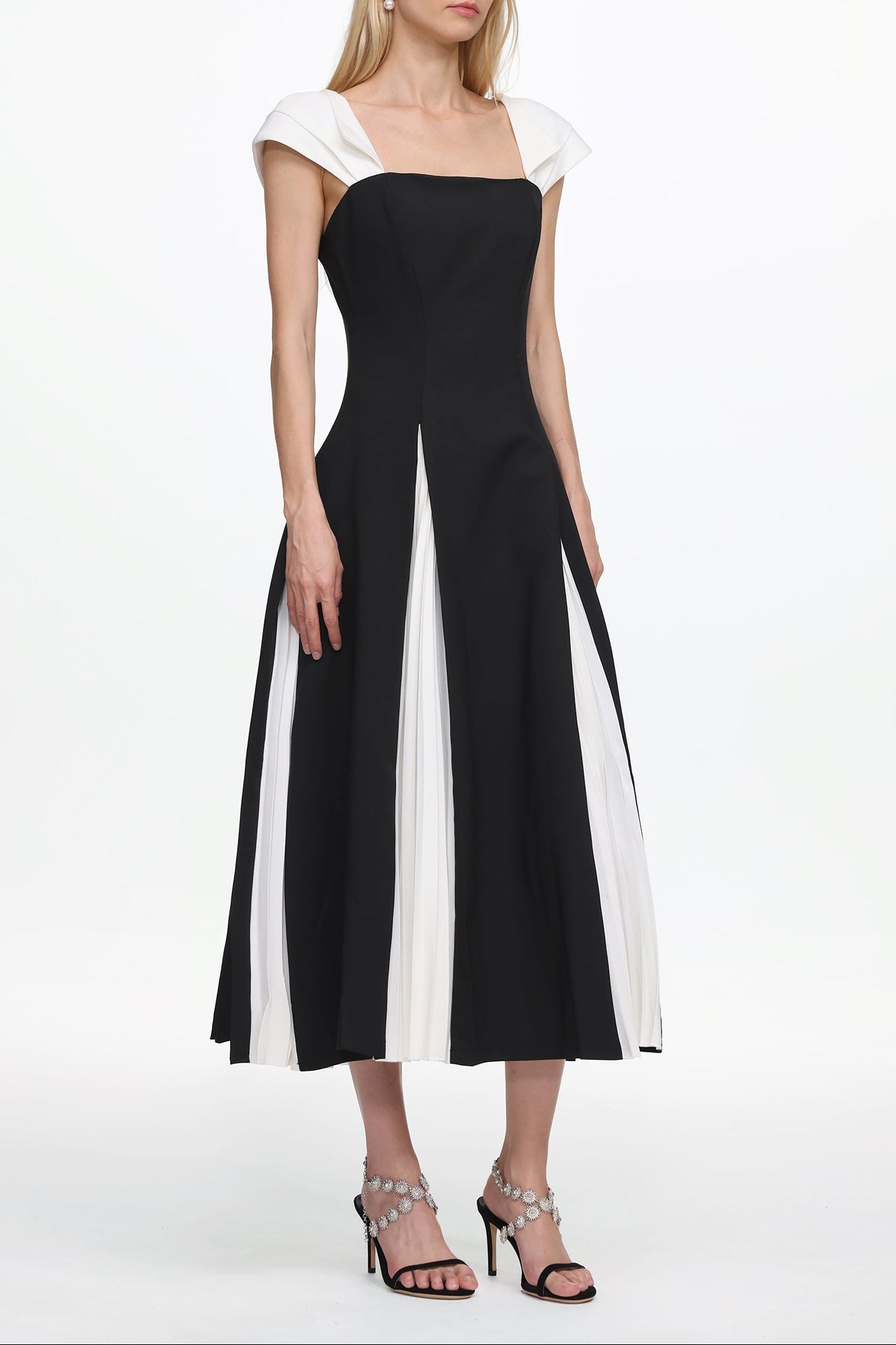 Saly Short Sleeve Contrast Pleated Woven Maxi Dress Avalabel