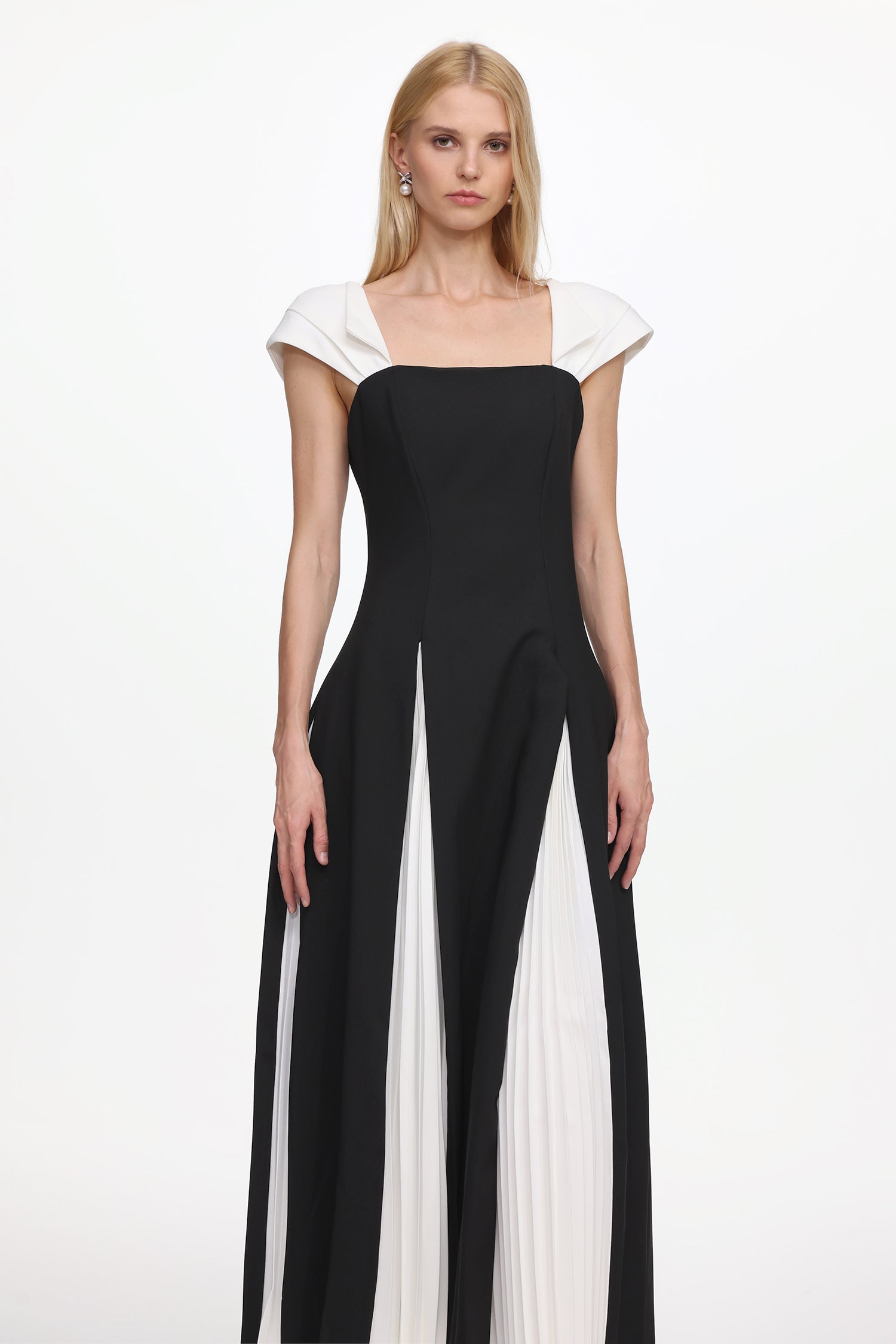 Saly Short Sleeve Contrast Pleated Woven Maxi Dress Avalabel