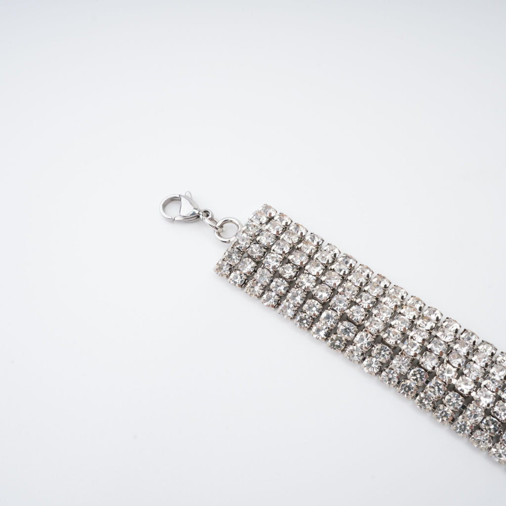 Laria Crystal-Embellished Bow-Detail Necklace Avalabel