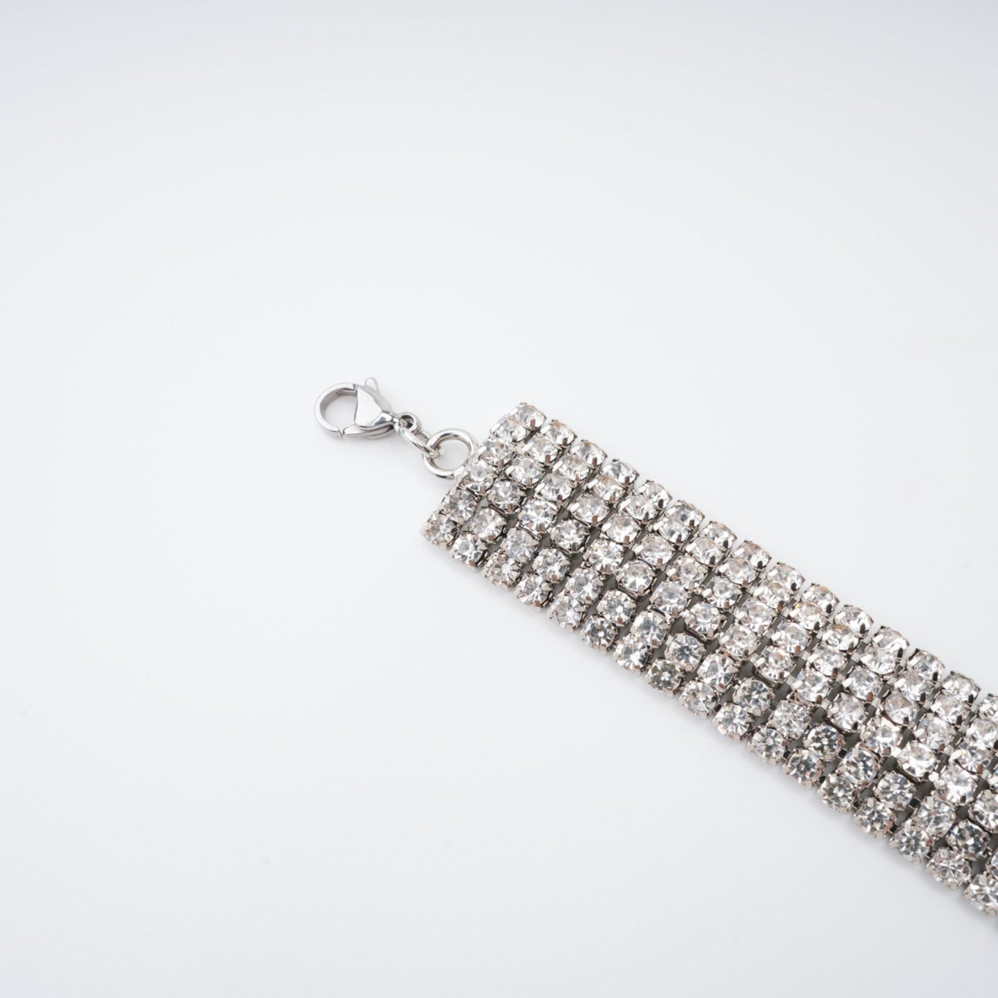 Laria Crystal-Embellished Bow-Detail Necklace Avalabel