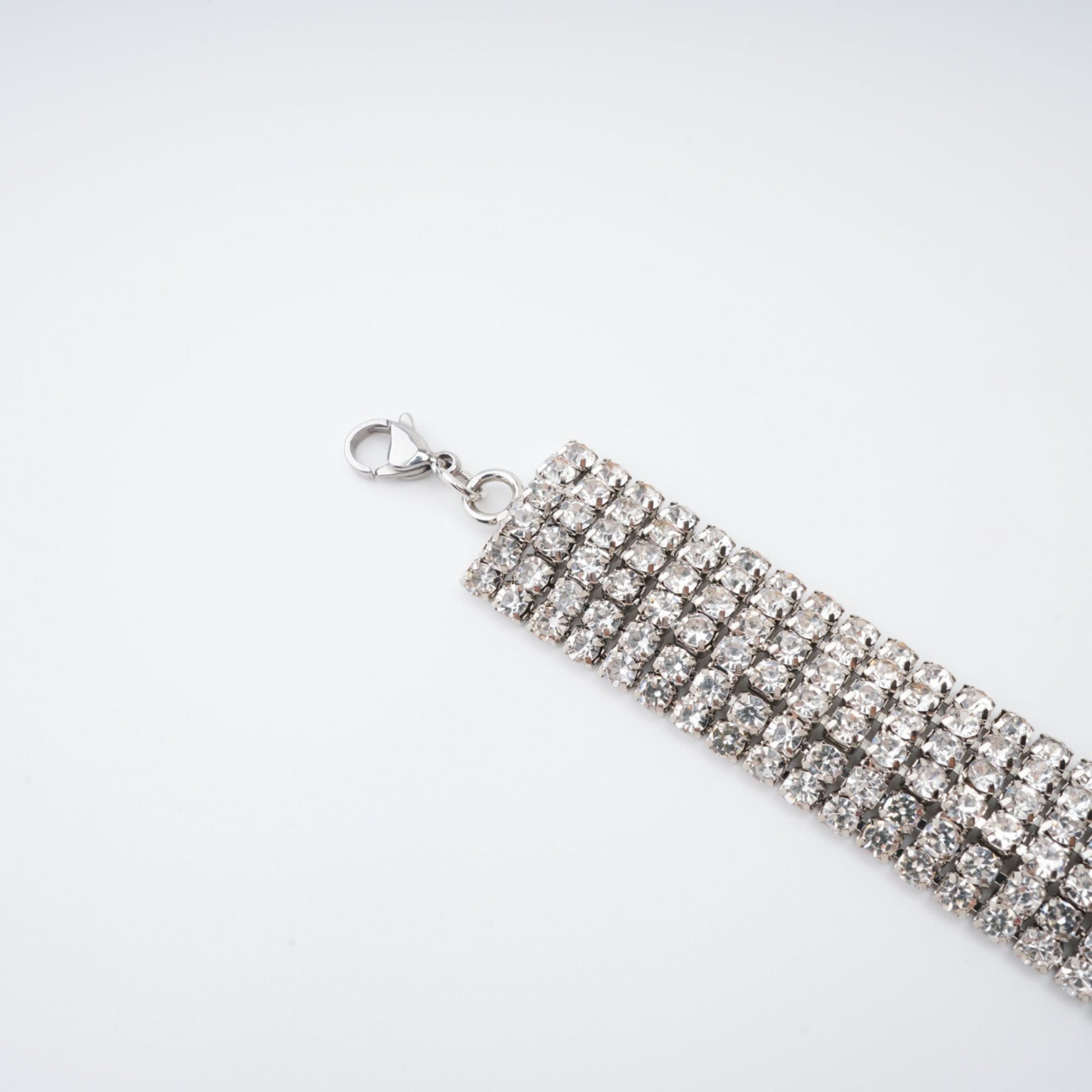 Laria Crystal-Embellished Bow-Detail Necklace Avalabel