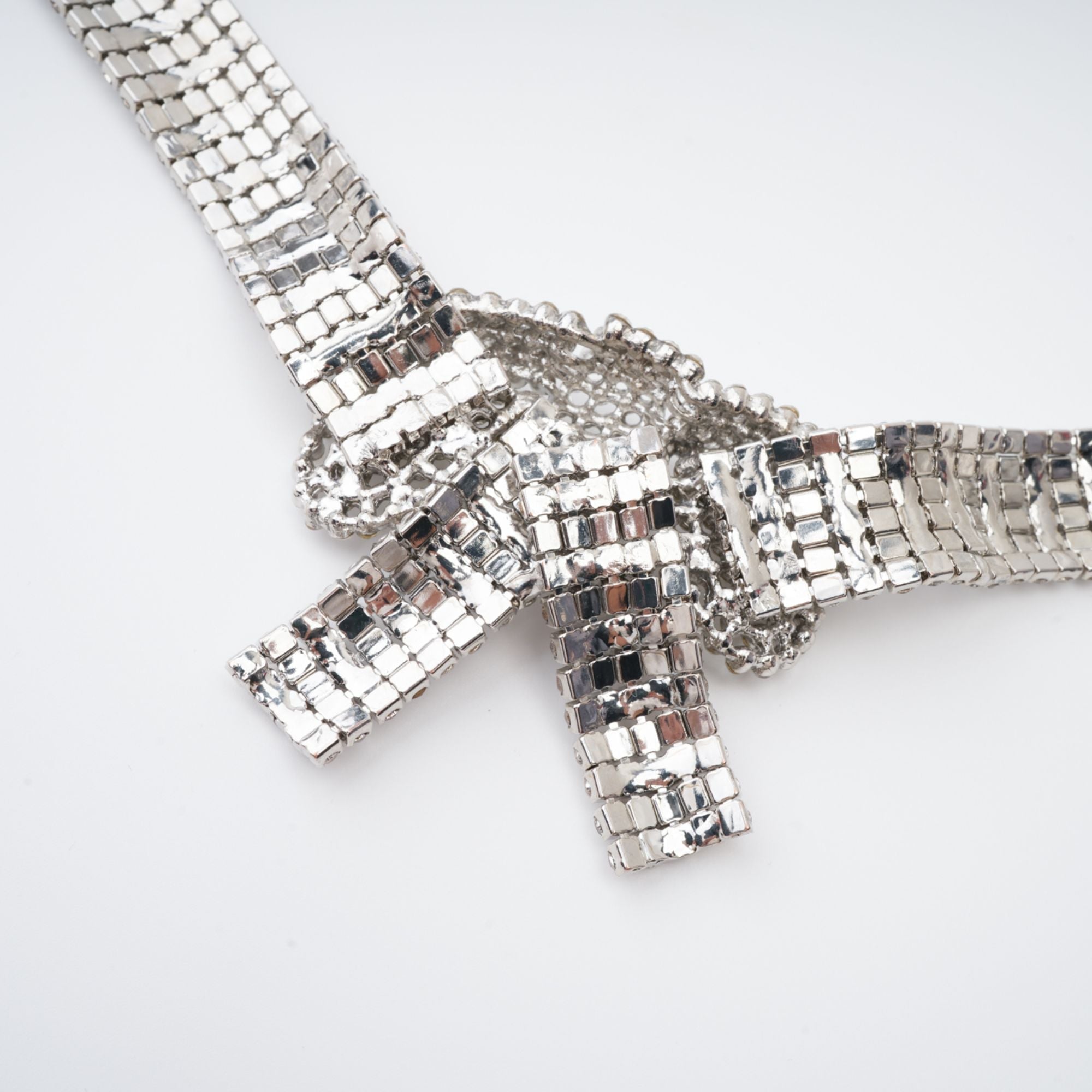 Laria Crystal-Embellished Bow-Detail Necklace Avalabel