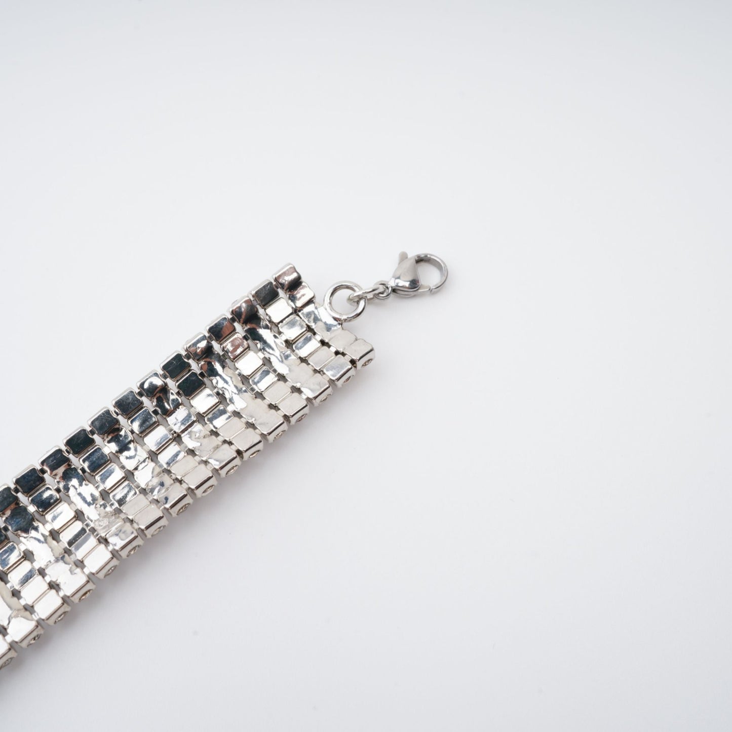 Laria Crystal-Embellished Bow-Detail Necklace Avalabel