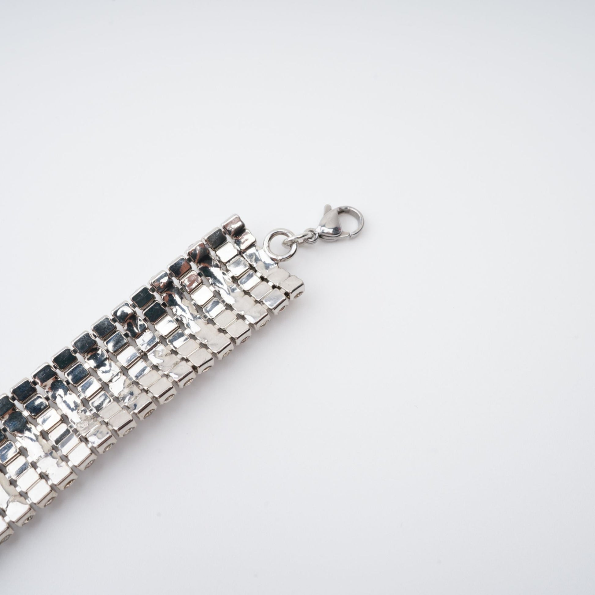 Laria Crystal-Embellished Bow-Detail Necklace Avalabel