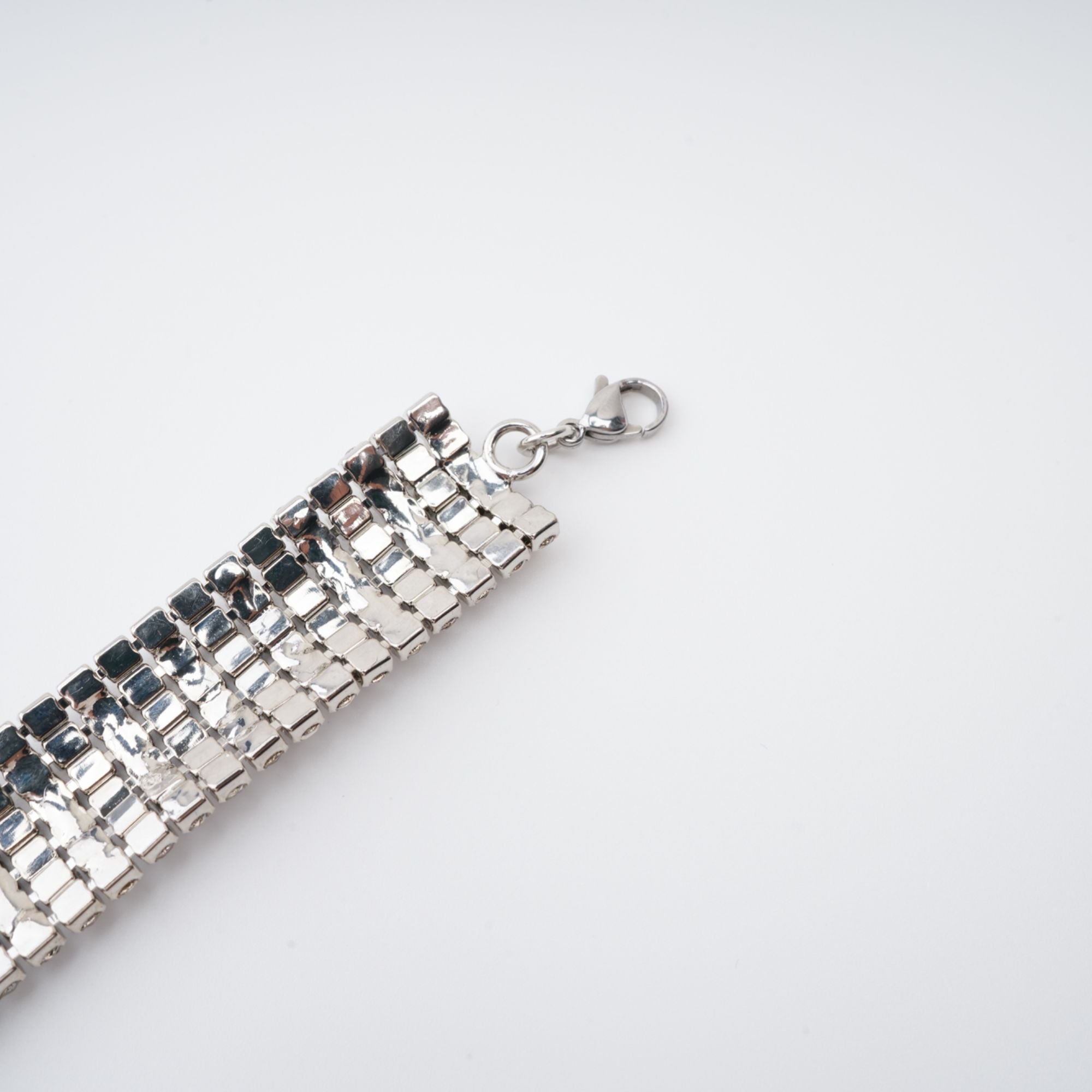Laria Crystal-Embellished Bow-Detail Necklace Avalabel