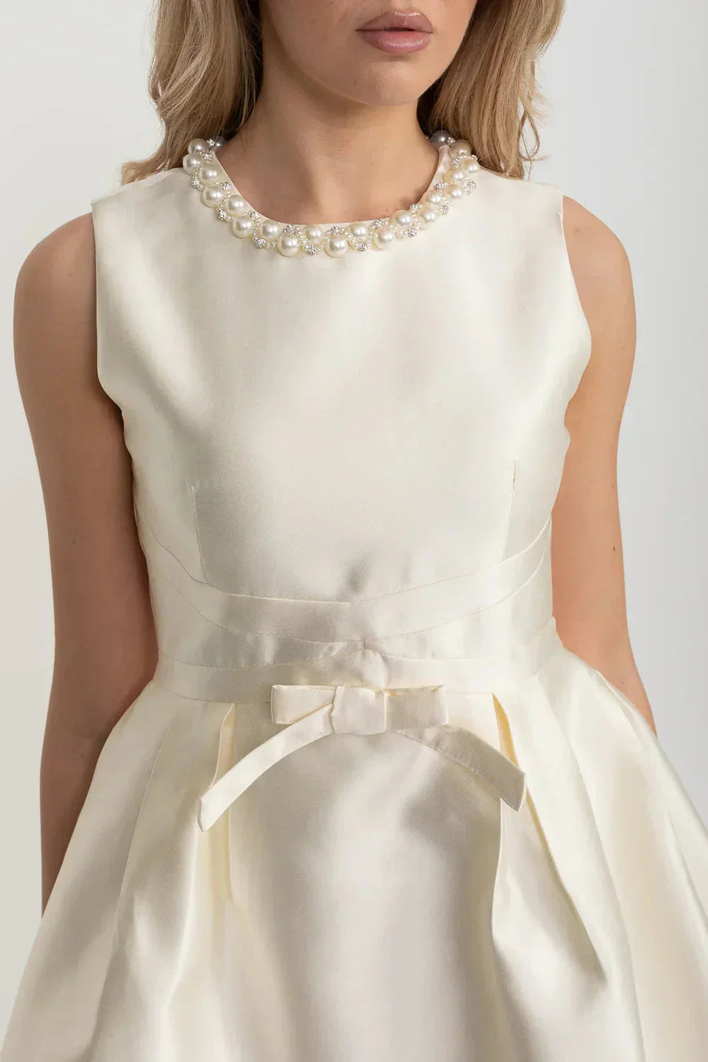 Elegant Fitted Dress With Pearl-Embellished Round Neckline And Bow Waistline Accent - Ivoire Avalabel