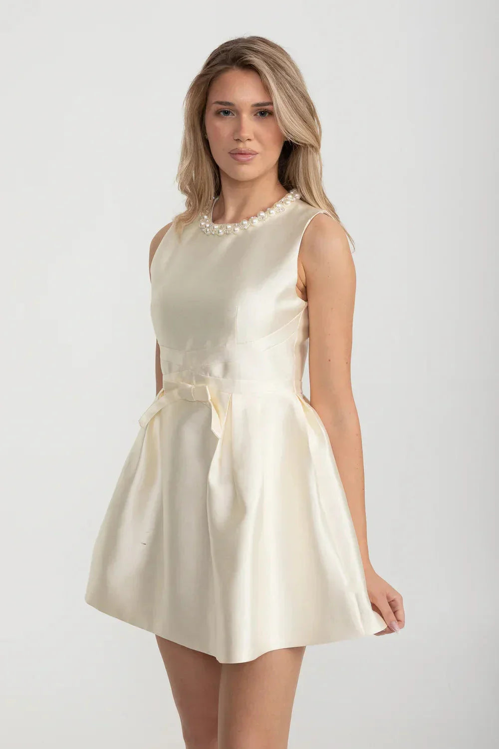 Elegant Fitted Dress With Pearl-Embellished Round Neckline And Bow Waistline Accent - Ivoire Avalabel