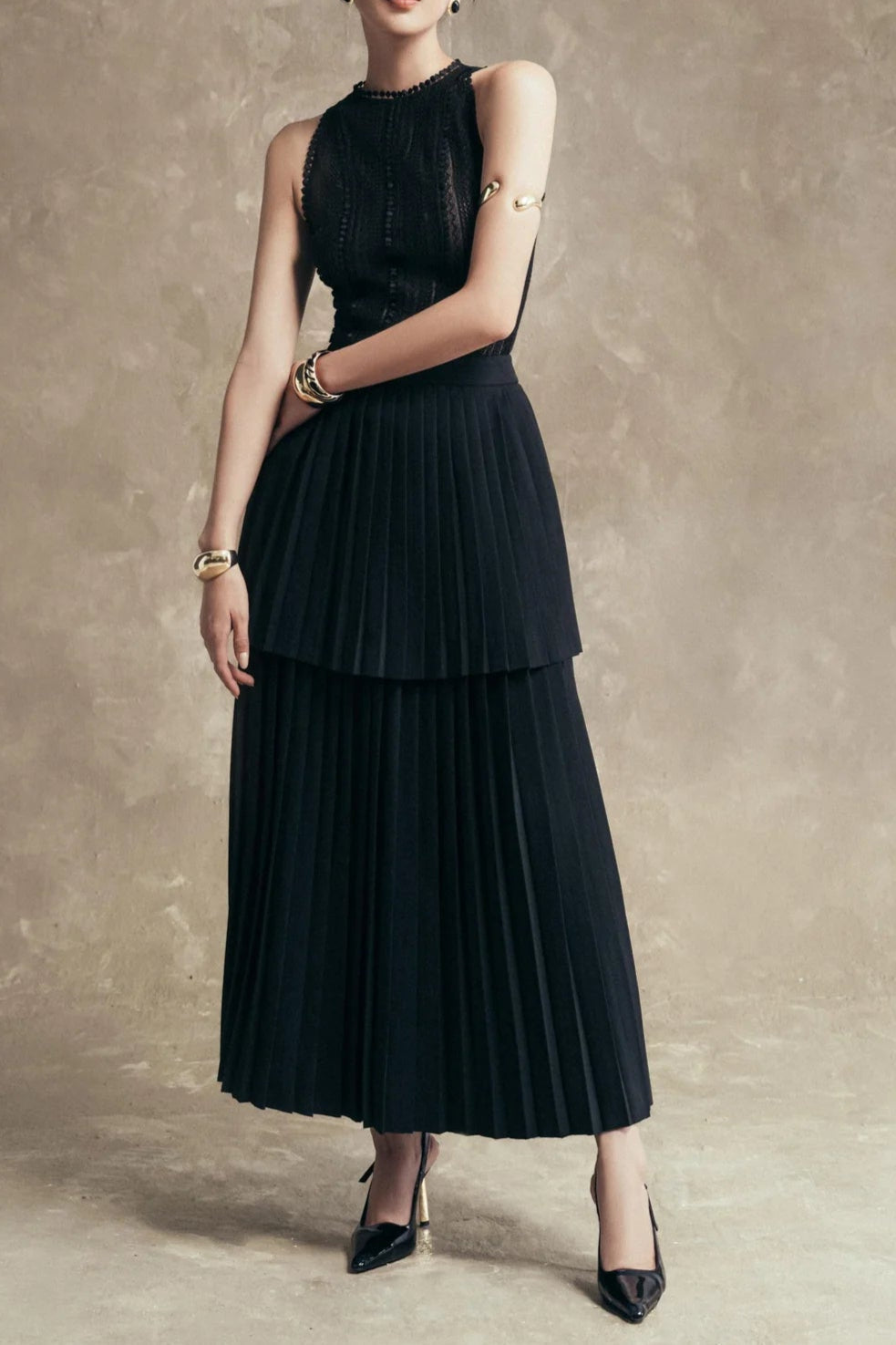 Sleeveless Pleated Layer Skirt Suit in Black Avalabel