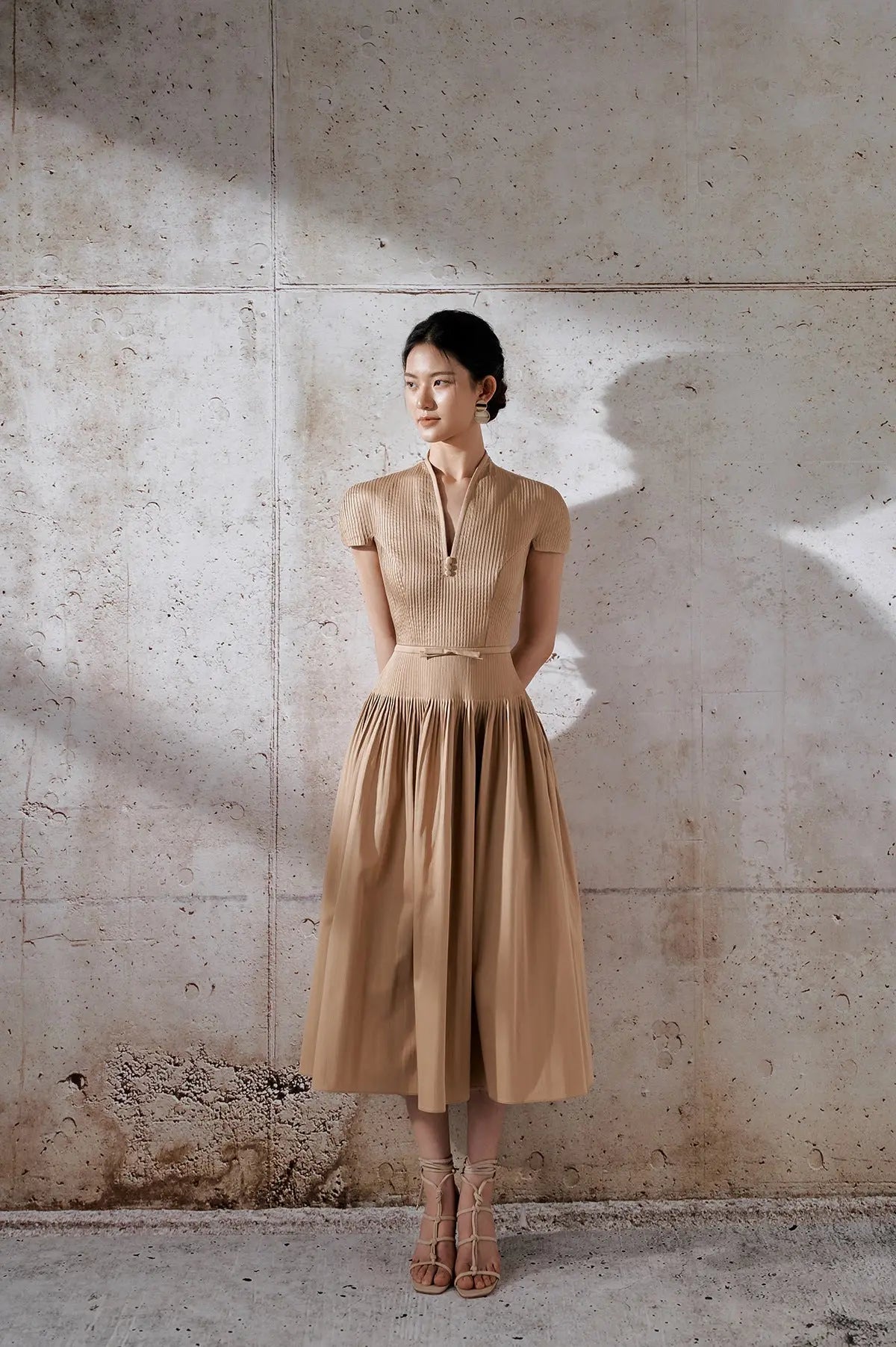 emily v-neck Pleated midi dress in khaki Avalabel