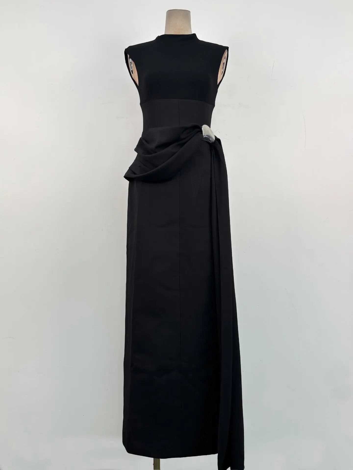 kelly Interlock pleated Knit maxi dress in black Avalabel