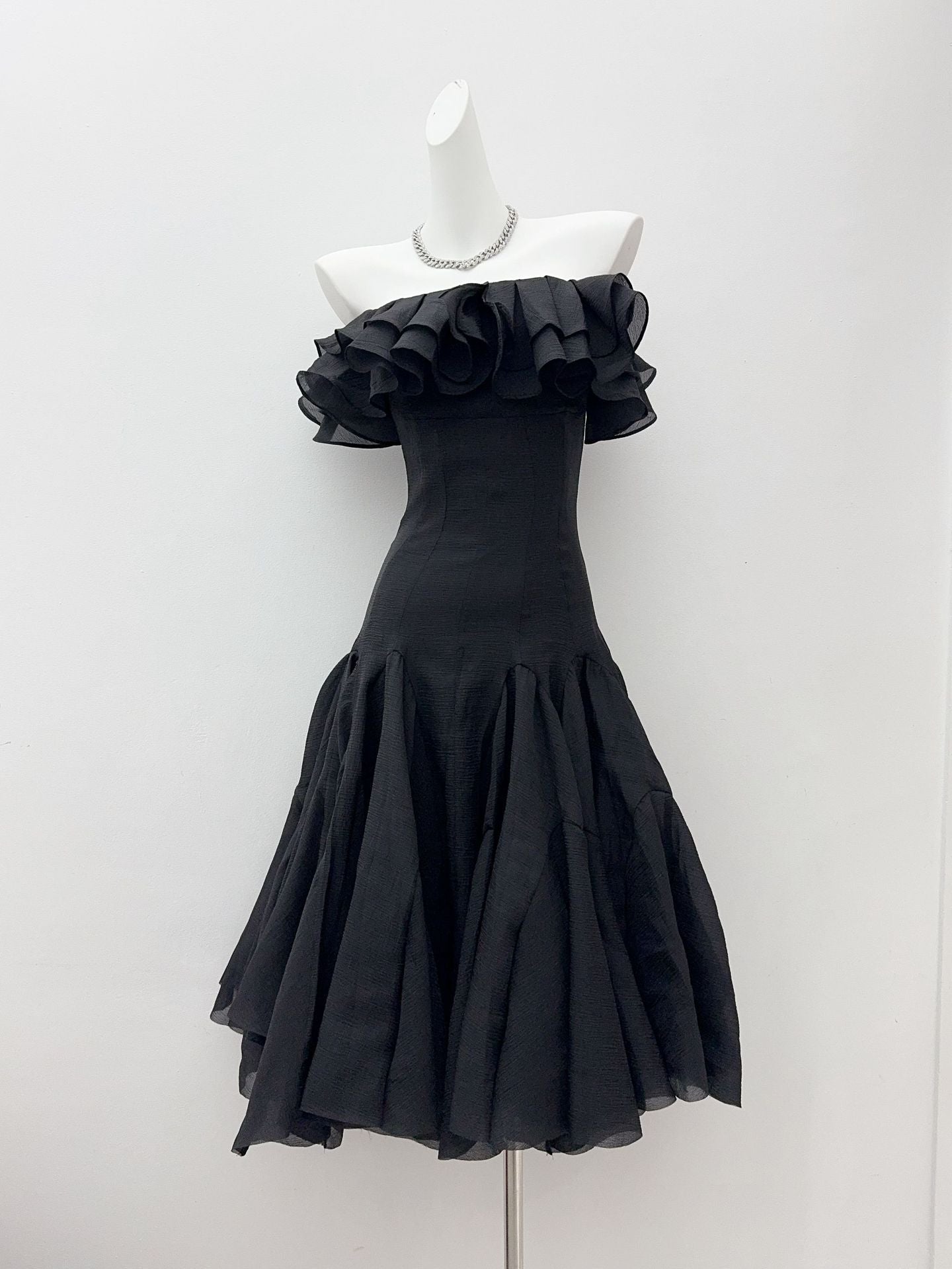 apphia Off Shoulder Ruffle Midi Dress In black Avalabel