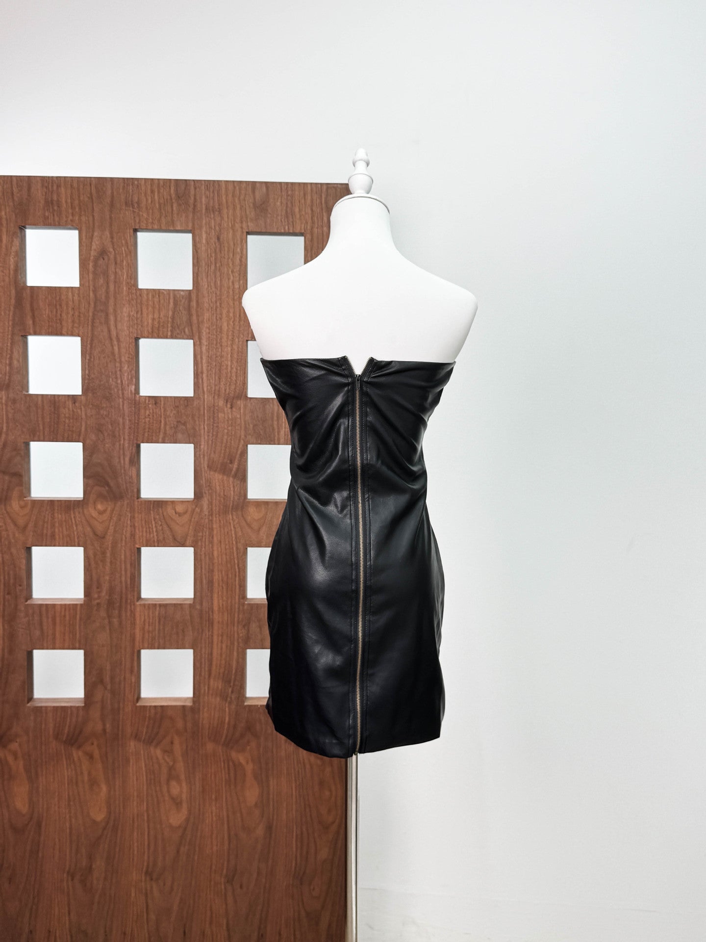arlene Plush Cut Strapless mini Dress in black - zebra Avalabel