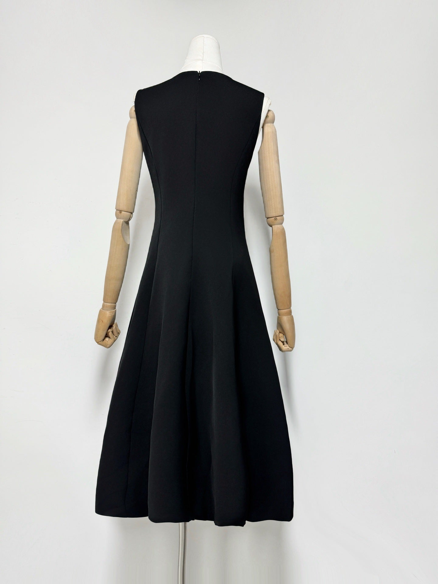 Kate Floral Print Embellished Sleeveless Midi Dress in Black