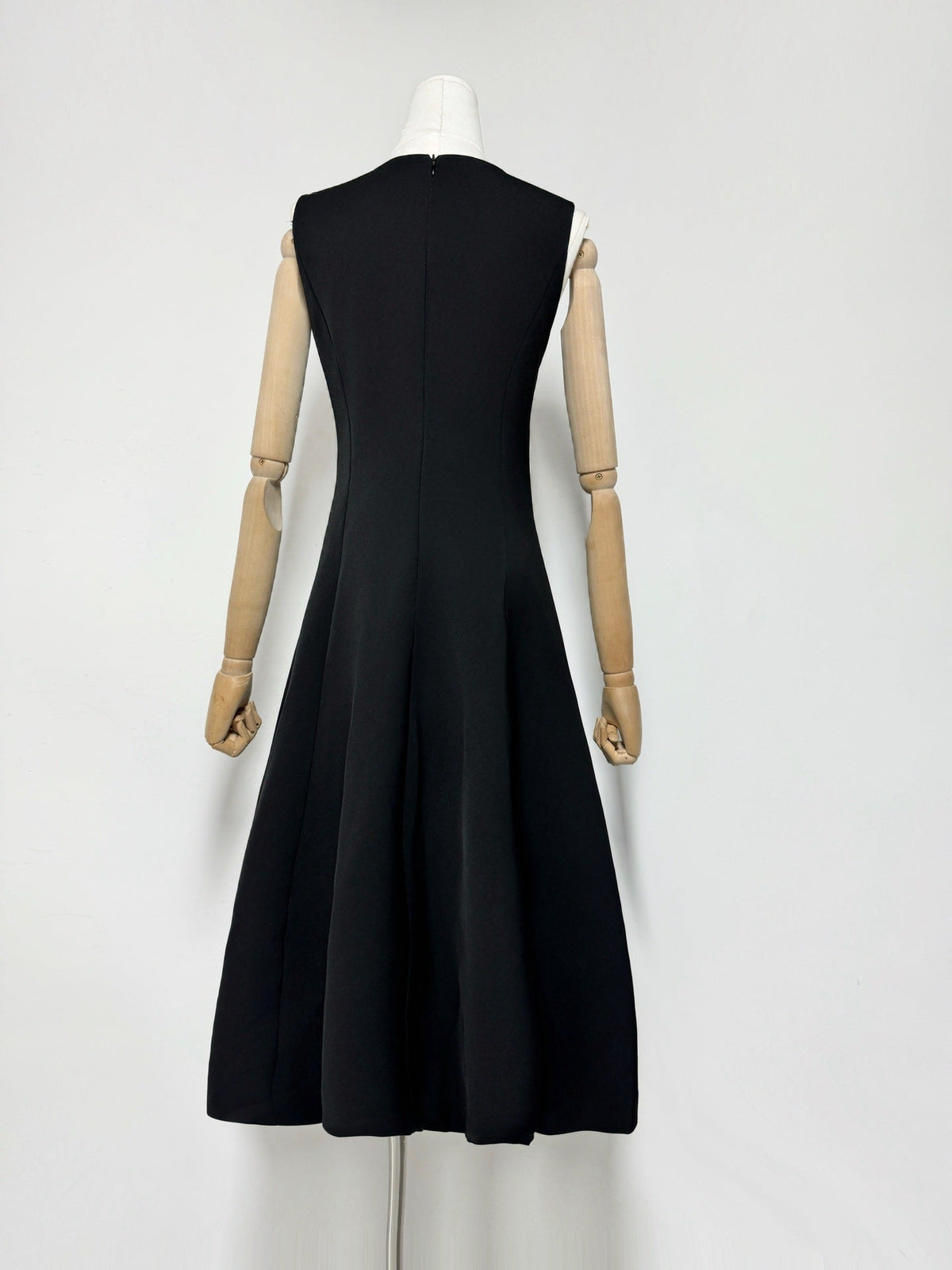 Kate Floral Print Embellished Sleeveless Midi Dress in Black Avalabel