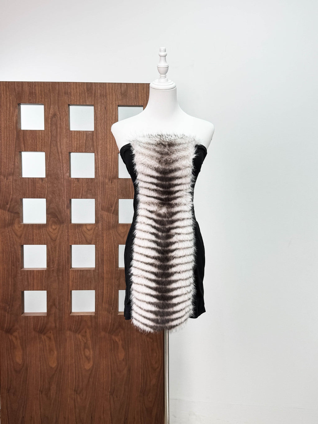 arlene Plush Cut Strapless mini Dress in black - zebra Avalabel
