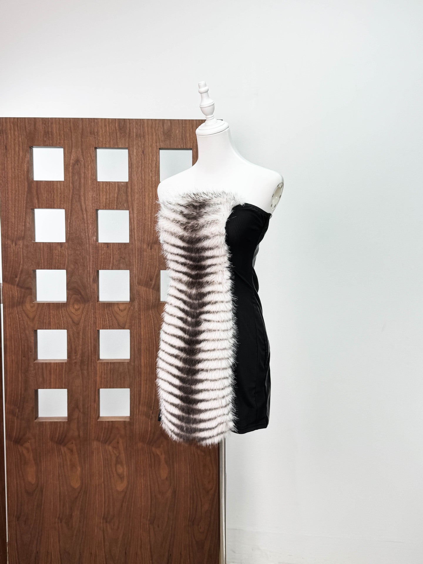 arlene Plush Cut Strapless mini Dress in black - zebra Avalabel
