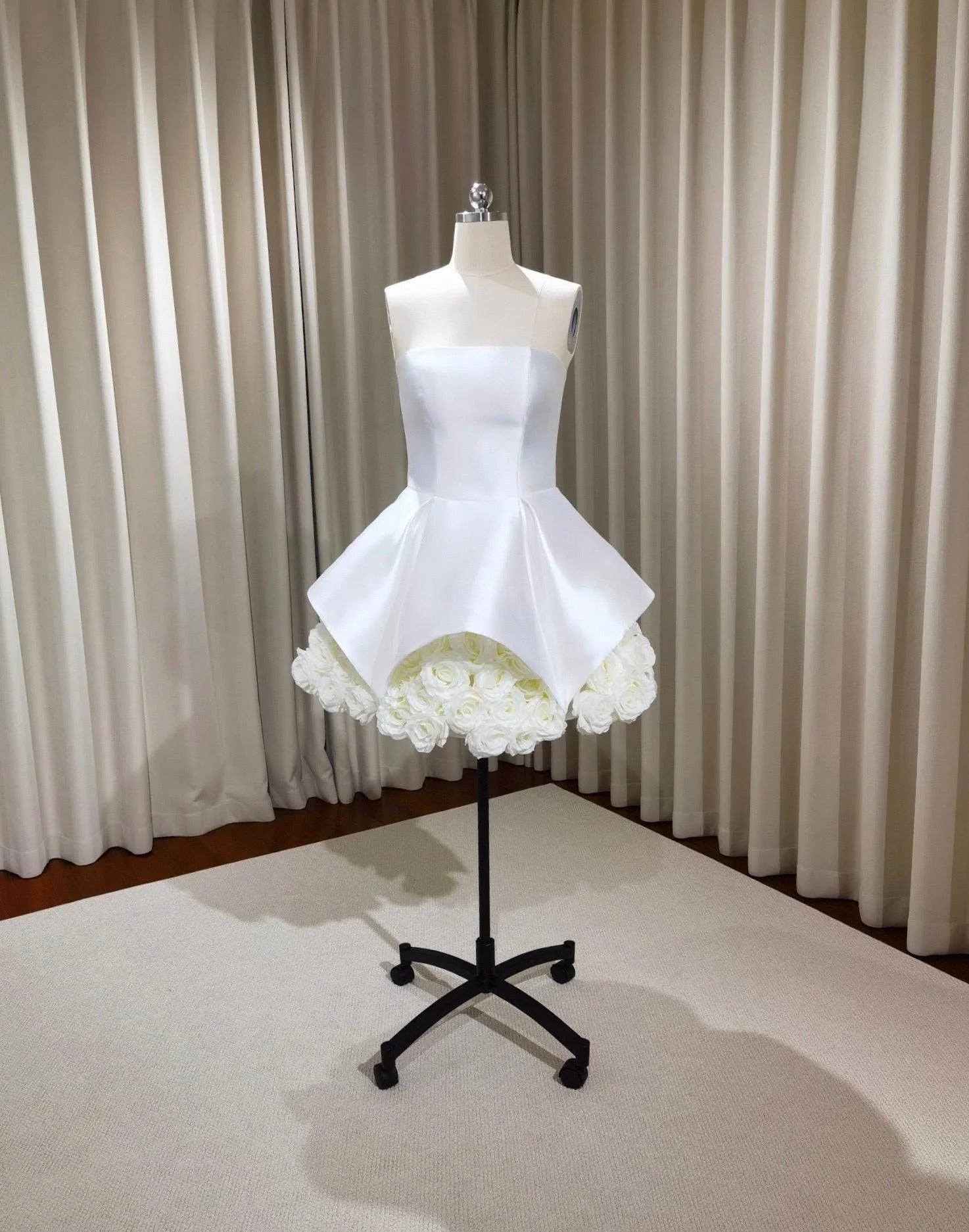 SALLY STRAPLESS FLOWER MINI DRESS IN WHITE Avalabel