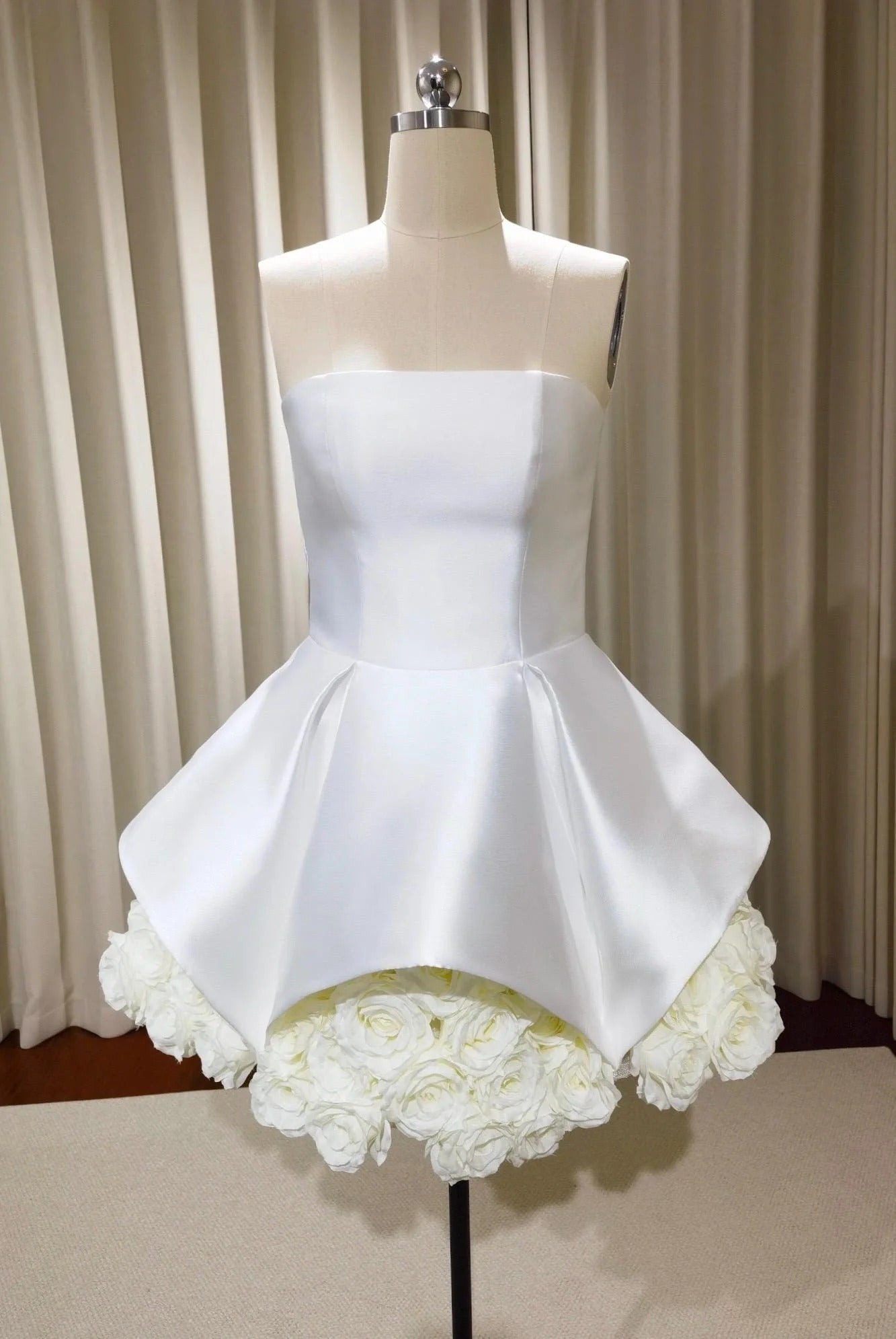 SALLY STRAPLESS FLOWER MINI DRESS IN WHITE Avalabel