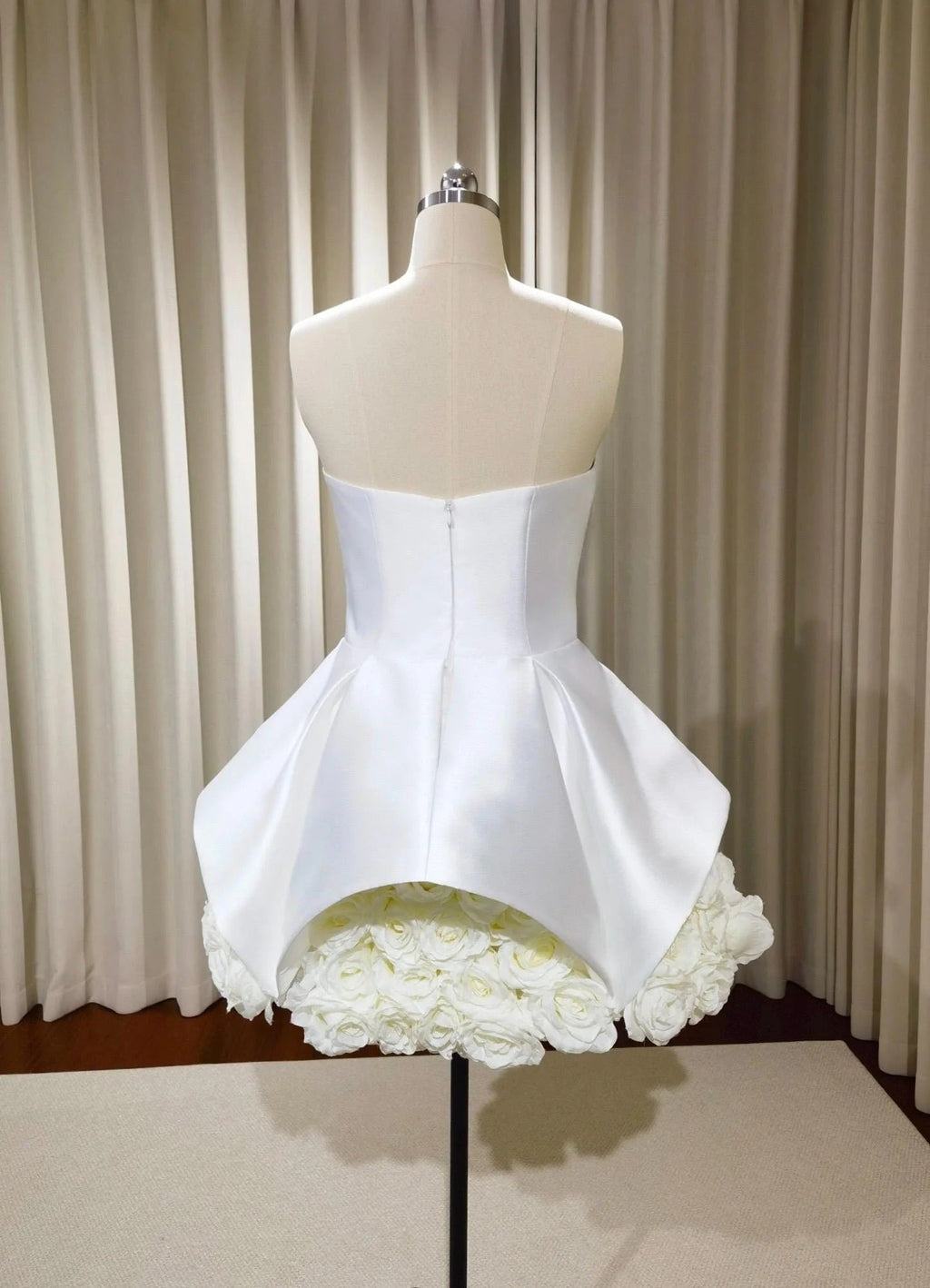 SALLY STRAPLESS FLOWER MINI DRESS IN WHITE Avalabel