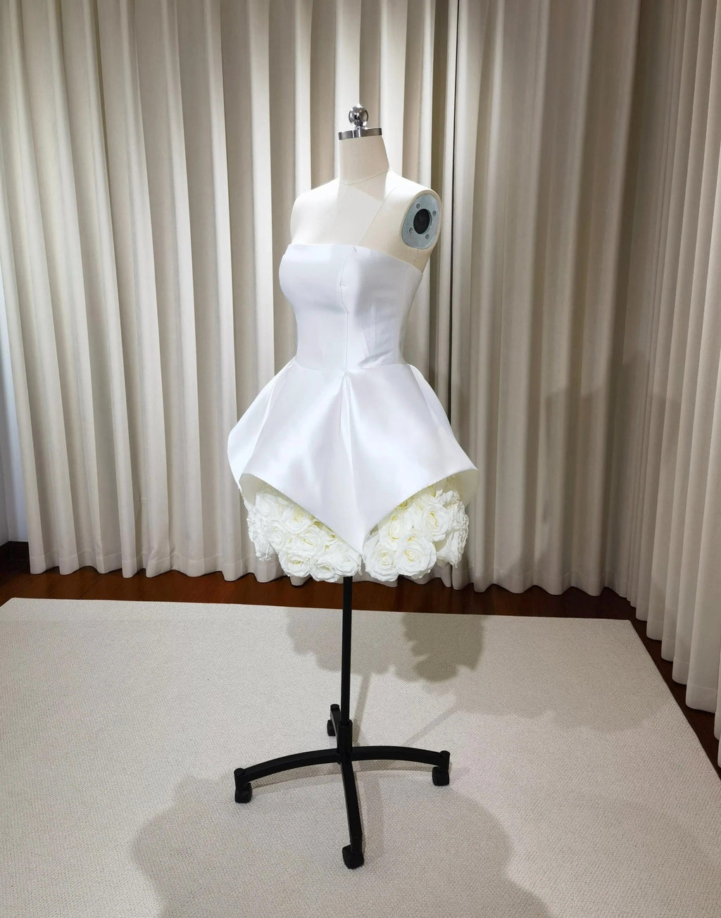 SALLY STRAPLESS FLOWER MINI DRESS IN WHITE Avalabel