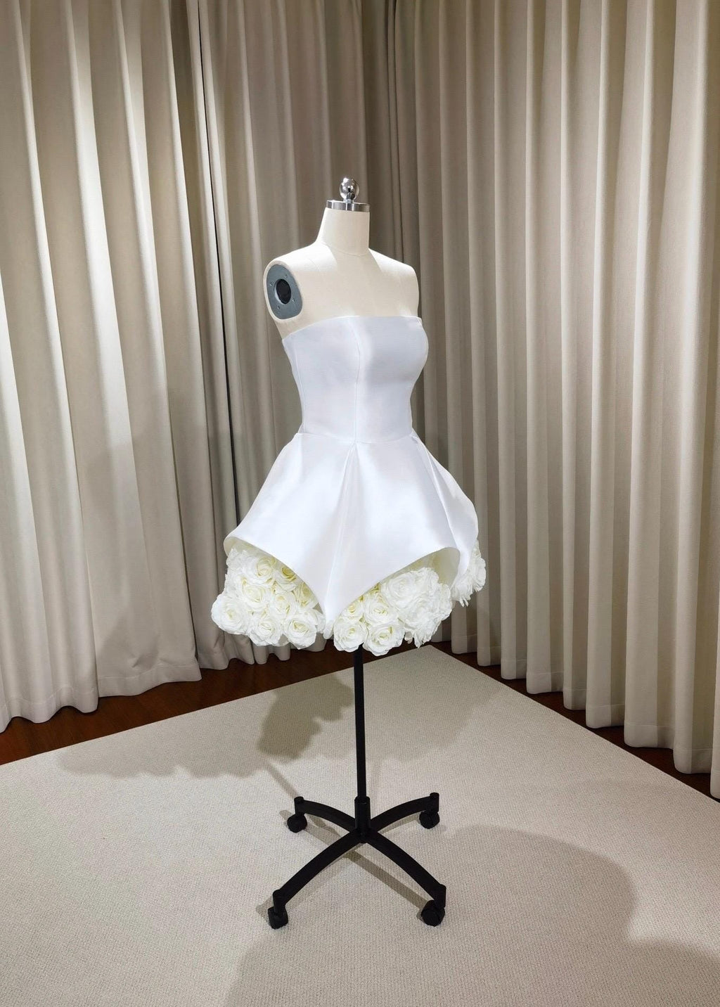 SALLY STRAPLESS FLOWER MINI DRESS IN WHITE Avalabel