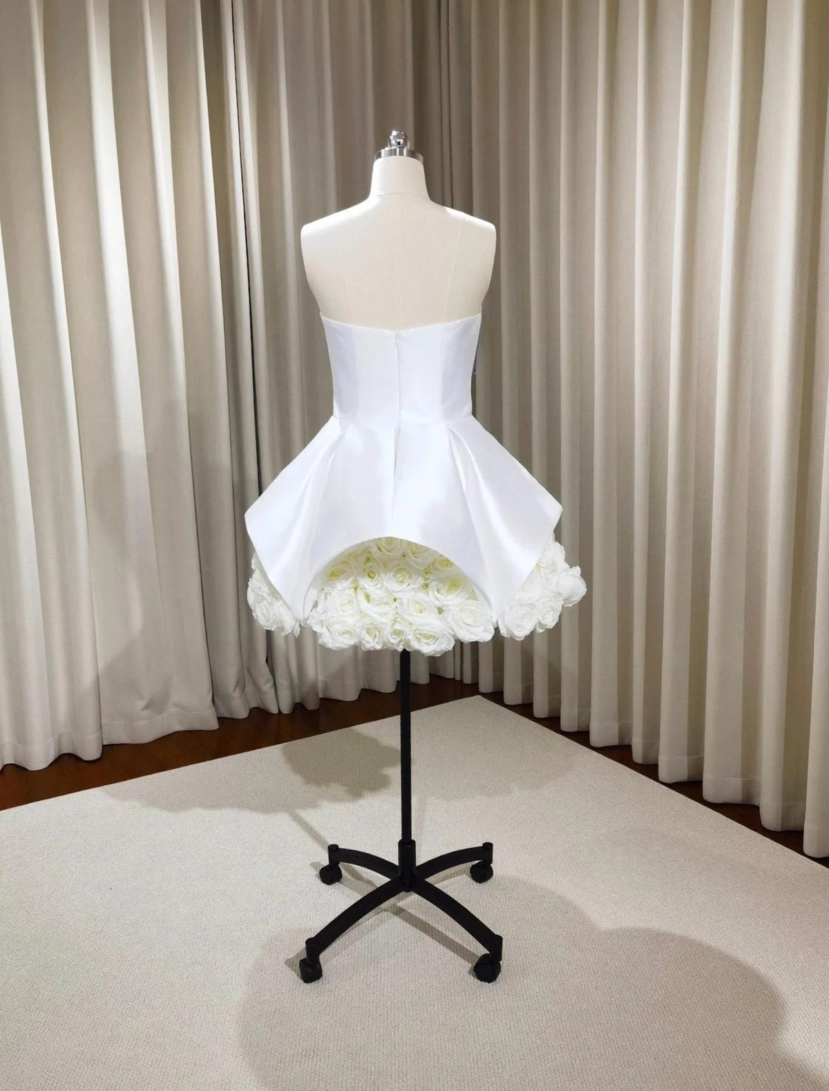 SALLY STRAPLESS FLOWER MINI DRESS IN WHITE Avalabel