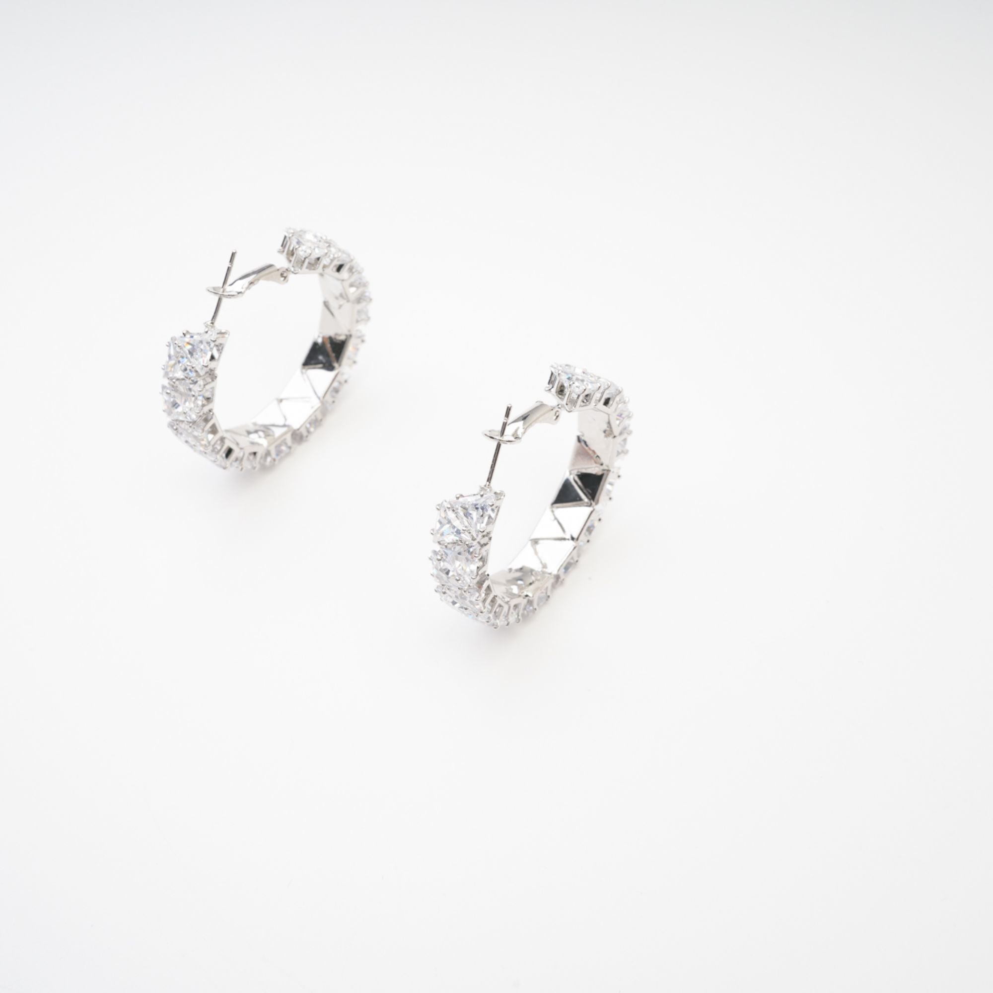 Léa Crystal-Embellished Circle Earrings Avalabel