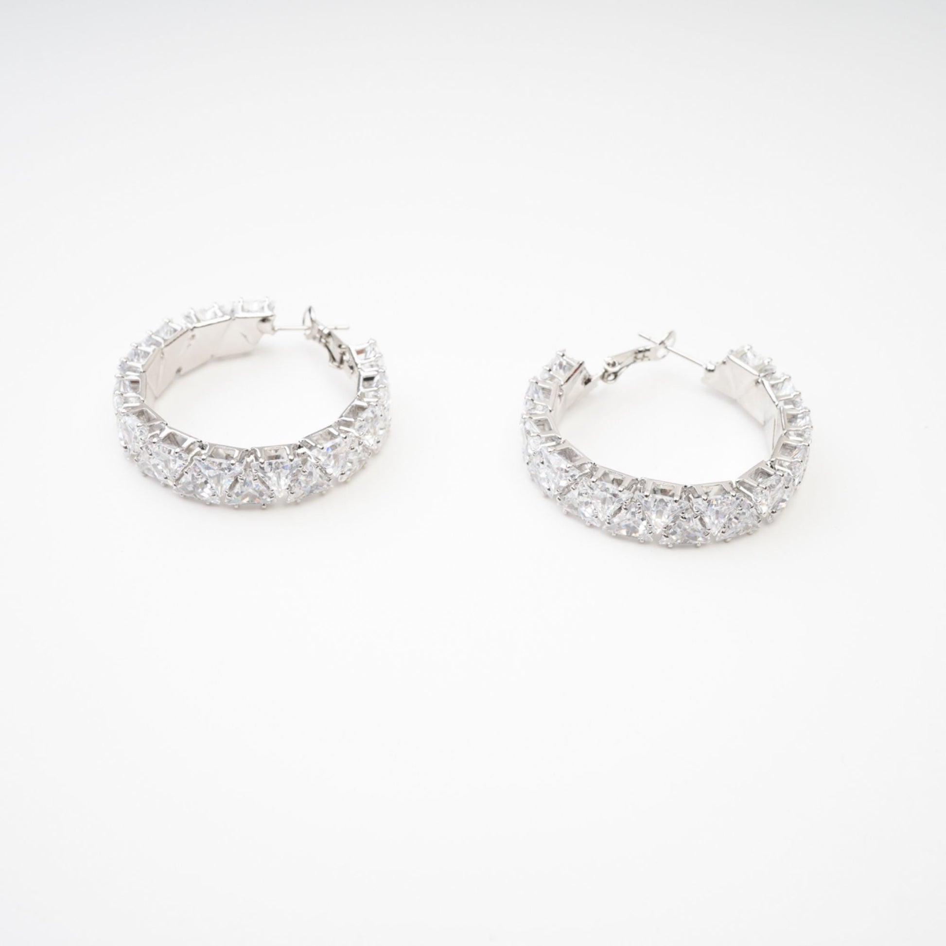Léa Crystal-Embellished Circle Earrings Avalabel